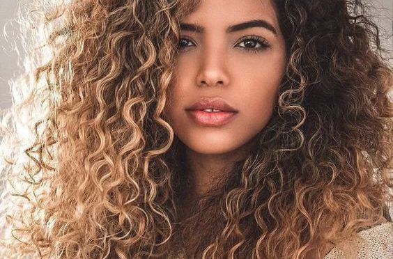 Lovely Shoulder-Length Curly Hairstyles in 2023