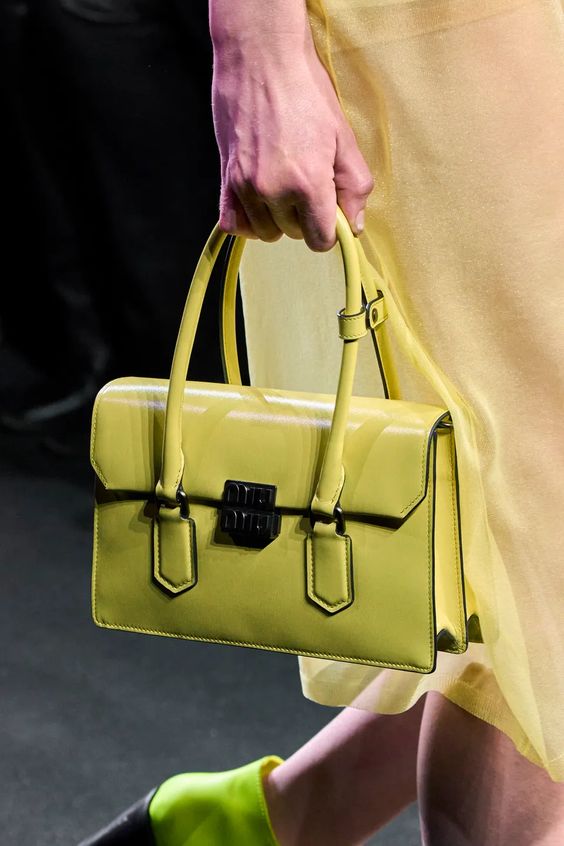 1. SERIOUSLY STRUCTURED handbag 2023